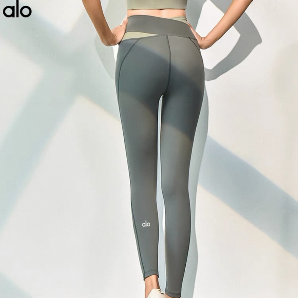 ALO Yoga Women's Crossover Leggings